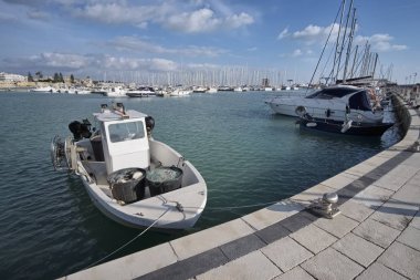 İtalya, Sicilya, Akdeniz, Marina di Ragusa; 22 Aralık 2016, Lüks Yatlar port - Editörden