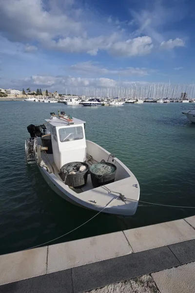 Италия, Сицилия, Средиземное море, Marina di Ragusa; 22 декабря 2016, лодки и роскошные яхты в порту - РЕДАКЦИЯ — стоковое фото