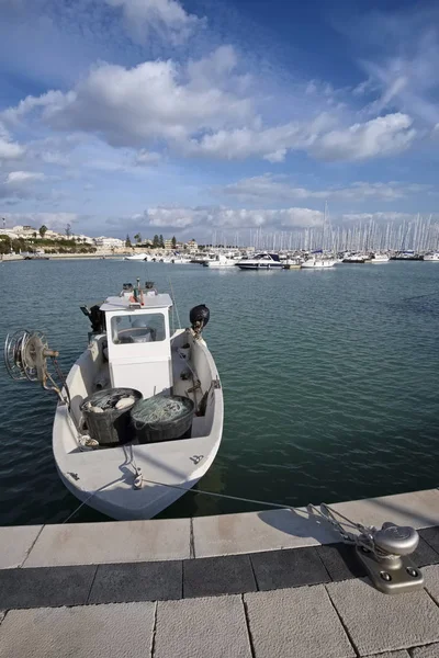 意大利的西西里岛，地中海，玛丽娜迪拉古;2016 年 12 月 22 日，豪华游艇在港口-社论 — 图库照片