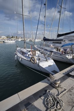 İtalya, Sicilya, Akdeniz, Marina di Ragusa; 22 Aralık 2016, Lüks Yatlar port - Editörden