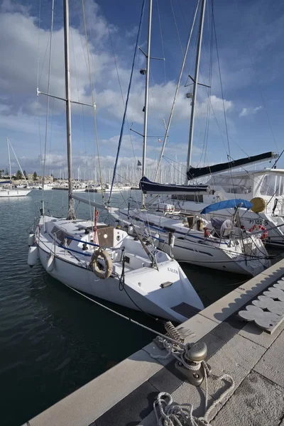 Италия, Сицилия, Средиземное море, Marina di Ragusa; 22 декабря 2016, роскошные яхты в порту - EDITORIAL — стоковое фото