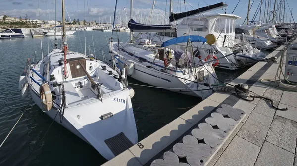 Италия, Сицилия, Средиземное море, Marina di Ragusa; 22 декабря 2016, роскошные яхты в порту - EDITORIAL — стоковое фото