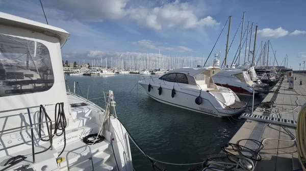 Włochy, Sycylia, Morze Śródziemne, Marina di Ragusa; 22 grudnia 2016 r., luksusowe jachty w porcie - Redakcja — Zdjęcie stockowe