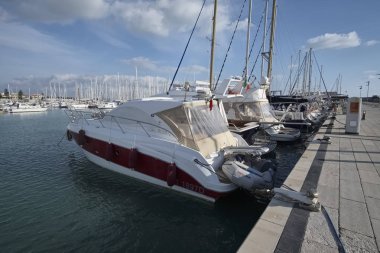 İtalya, Sicilya, Akdeniz, Marina di Ragusa; 22 Aralık 2016, Lüks Yatlar port - Editörden