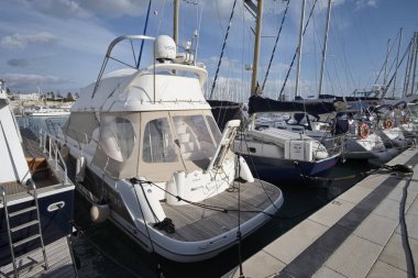 İtalya, Sicilya, Akdeniz, Marina di Ragusa; 22 Aralık 2016, Lüks Yatlar port - Editörden