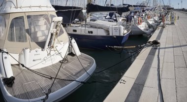 İtalya, Sicilya, Akdeniz, Marina di Ragusa; 22 Aralık 2016, Lüks Yatlar port - Editörden