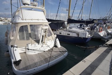 İtalya, Sicilya, Akdeniz, Marina di Ragusa; 22 Aralık 2016, Lüks Yatlar port - Editörden