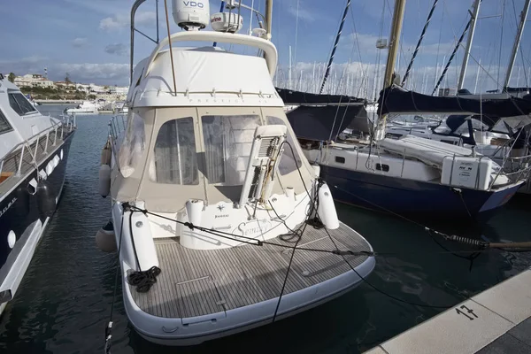 Italia, Sicilia, Mar Mediterraneo, Marina di Ragusa; 22 dicembre 2016, yacht di lusso in porto - EDITORIALE — Foto Stock