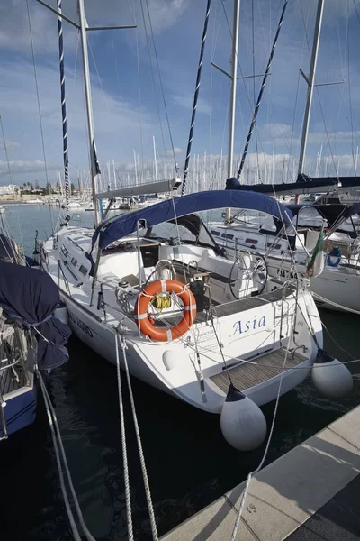 Italie, Sicile, Méditerranée, Marina di Ragusa ; 22 Décembre 2016, yachts de luxe dans le port - EDITORIAL — Photo