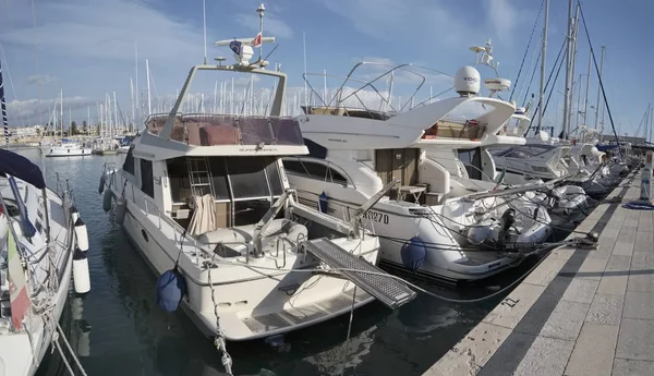 Italia, Sicilia, Mar Mediterraneo, Marina di Ragusa; 22 dicembre 2016, yacht di lusso in porto - EDITORIALE — Foto Stock