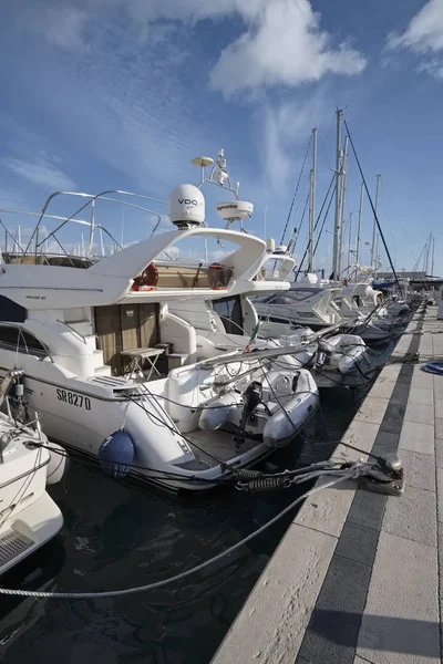 Italië, Sicilië, Middellandse Zee, Marina di Ragusa; 22 December 2016, jachten luxe in de haven - redactie — Stockfoto