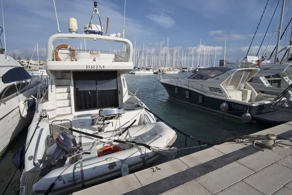 Italien, Sizilien, Mittelmeer, Marina di ragusa; 22. Dezember 2016, Luxusyachten im Hafen - Leitartikel — Stockfoto