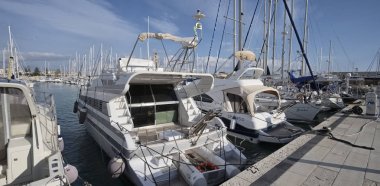 İtalya, Sicilya, Akdeniz, Marina di Ragusa; 22 Aralık 2016, Lüks Yatlar port - Editörden