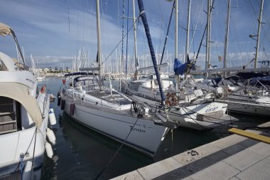 İtalya, Sicilya, Akdeniz, Marina di Ragusa; 22 Aralık 2016, Lüks Yatlar port - Editörden