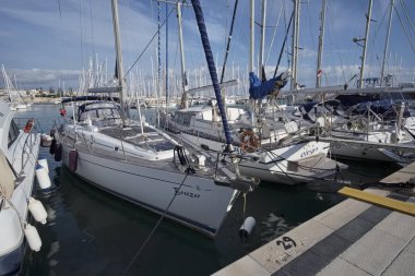 İtalya, Sicilya, Akdeniz, Marina di Ragusa; 22 Aralık 2016, Lüks Yatlar port - Editörden