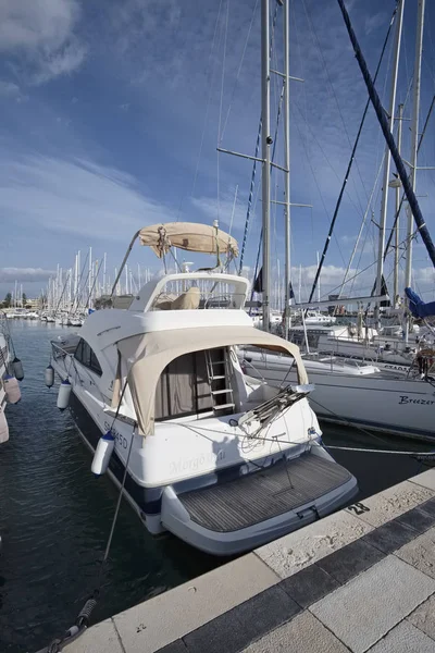 Italia, Sicilia, Mar Mediterráneo, Marina di Ragusa; 22 Diciembre 2016, yates de lujo en el puerto - EDITORIAL — Foto de Stock