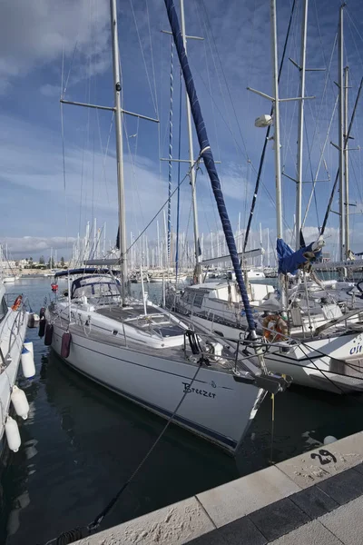 İtalya, Sicilya, Akdeniz, Marina di Ragusa; 22 Aralık 2016, Lüks Yatlar port - Editörden — Stok fotoğraf