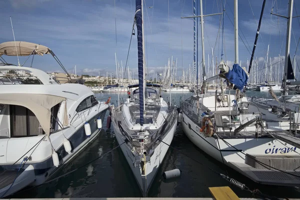 Itália, Sicília, Mar Mediterrâneo, Marina di Ragusa; 22 Dezembro 2016, iates de luxo no porto - EDITORIAL — Fotografia de Stock