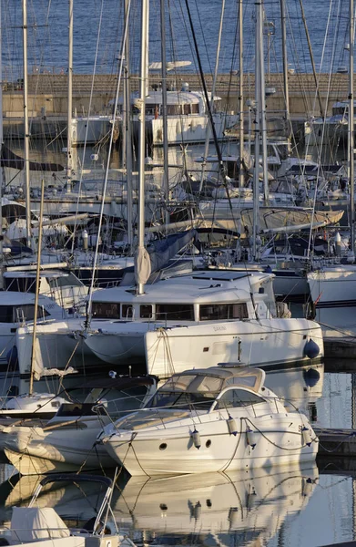 Италия, Сицилия, Средиземное море, Marina di Ragusa; 31 декабря 2016, лодки и роскошные яхты в порту на закате - РЕДАКЦИЯ — стоковое фото