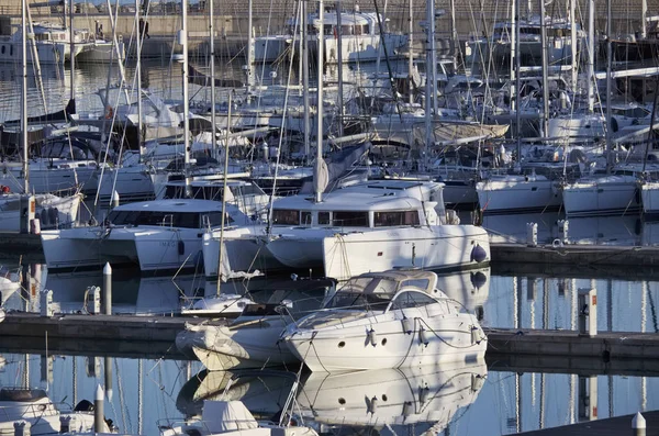 Itálie, Sicílie, Středozemní moře, Marina di Ragusa; 1. ledna 2017, lodě a luxusní jachty v přístavu - Editorial — Stock fotografie