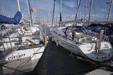 İtalya, Sicilya, Akdeniz, Marina di Ragusa; 22 Aralık 2016, Lüks Yatlar port - Editörden