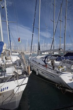 İtalya, Sicilya, Akdeniz, Marina di Ragusa; 22 Aralık 2016, Lüks Yatlar port - Editörden