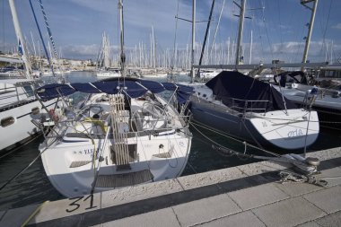 İtalya, Sicilya, Akdeniz, Marina di Ragusa; 22 Aralık 2016, Lüks Yatlar port - Editörden