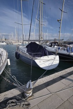 İtalya, Sicilya, Akdeniz, Marina di Ragusa; 22 Aralık 2016, Lüks Yatlar port - Editörden