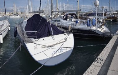 İtalya, Sicilya, Akdeniz, Marina di Ragusa; 22 Aralık 2016, Lüks Yatlar port - Editörden