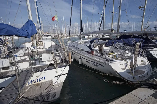 İtalya, Sicilya, Akdeniz, Marina di Ragusa; 22 Aralık 2016, Lüks Yatlar port - Editörden