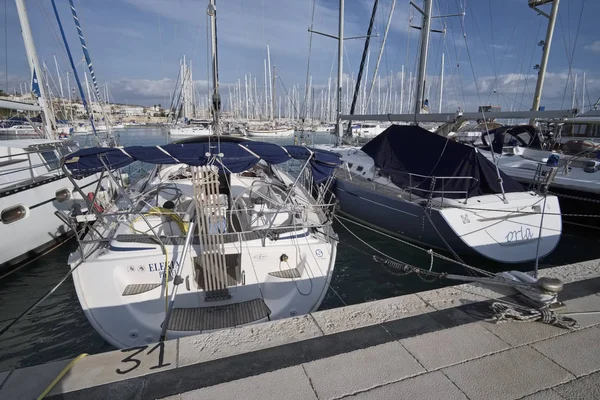 İtalya, Sicilya, Akdeniz, Marina di Ragusa; 22 Aralık 2016, Lüks Yatlar port - Editörden