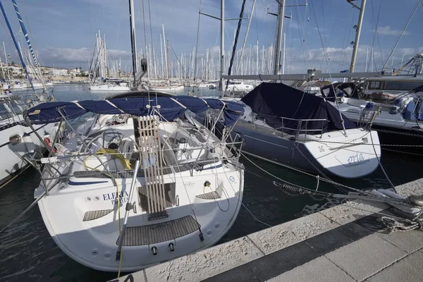 Italien, Sicilien, Medelhavet, Marina di Ragusa; 22 December 2016, segelbåtar lyxiga i hamnen - ledare — Stockfoto