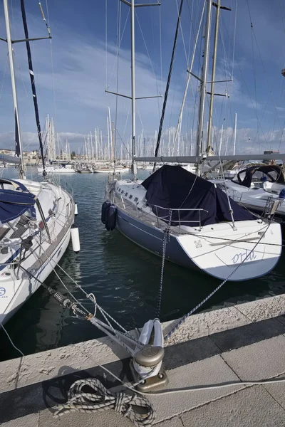 İtalya, Sicilya, Akdeniz, Marina di Ragusa; 22 Aralık 2016, Lüks Yatlar port - Editörden