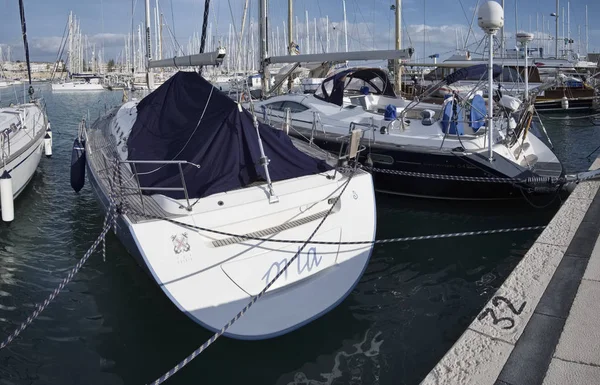 Olaszország, Szicília, Földközi-tenger, Marina di Ragusa; 2016. December 22., luxus jachtok a port - szerkesztőség — Stock Fotó