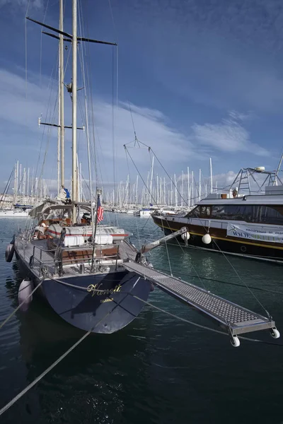Itálie, Sicílie, Středozemní moře, Marina di Ragusa; 22. prosince 2016, luxusní jachty v přístavu - Editorial — Stock fotografie