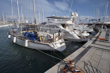 İtalya, Sicilya, Akdeniz, Marina di Ragusa; 22 Aralık, Lüks Yatlar port - Editörden