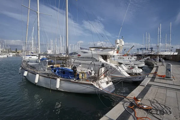 Olaszország, Szicília, Földközi-tenger, Marina di Ragusa; December 22-én luxus jachtok a port - szerkesztőség — Stock Fotó