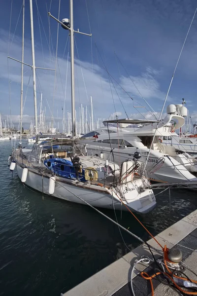 Italien, Sicilien, Medelhavet, Marina di Ragusa; 22 December, segelbåtar lyxiga i hamnen - ledare — Stockfoto