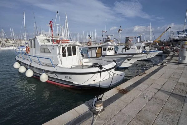 イタリア、シチリア島、地中海、マリーナ ディ ラグーザ。2016 年 12 月 22 日、豪華なヨットや釣り船ポート - 社説で — ストック写真