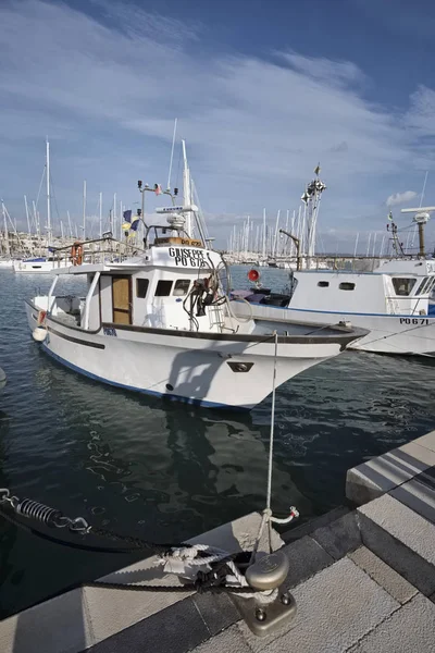 İtalya, Sicilya, Akdeniz, Marina di Ragusa; 22 Aralık, balıkçı tekneleri ve Lüks Yatlar port - Editörden — Stok fotoğraf