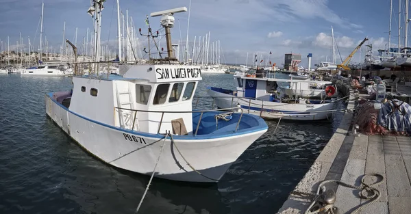 İtalya, Sicilya, Akdeniz, Marina di Ragusa; 22 Aralık, balıkçı tekneleri ve Lüks Yatlar port - Editörden