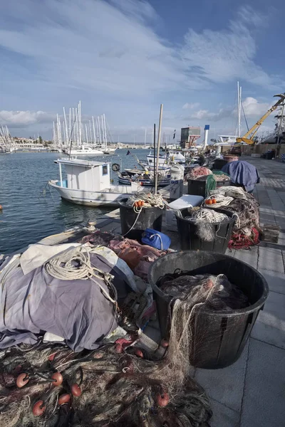 Italia, Sicilia, Mar Mediterráneo, Marina di Ragusa; 22 de diciembre de 2016, redes de pesca, barcos de pesca y yates de lujo en el puerto - EDITORIAL — Foto de Stock