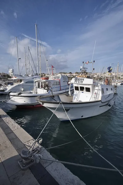 이탈리아, 시칠리아, 지중해, 마리나 디 라 구사; 22 12 월 2016, 낚시 배 및 럭셔리 요트 포트-사설에서 — 스톡 사진