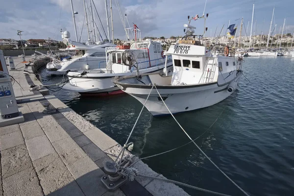 Italia, Sicilia, Mar Mediterraneo, Marina di Ragusa; 22 dicembre 2016, barche da pesca e yacht di lusso in porto - EDITORIALE — Foto Stock