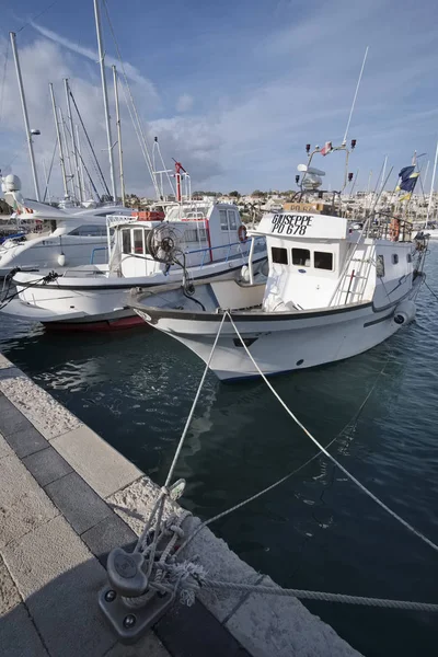 Itália, Sicília, Mar Mediterrâneo, Marina di Ragusa; 22 Dezembro 2016, barcos de pesca e iates de luxo no porto - EDITORIAL — Fotografia de Stock