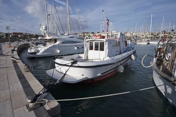 Itália, Sicília, Mar Mediterrâneo, Marina di Ragusa; 22 Dezembro 2016, barcos de pesca e iates de luxo no porto - EDITORIAL — Fotografia de Stock