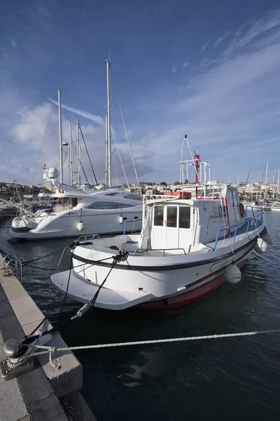 İtalya, Sicilya, Akdeniz, Marina di Ragusa; 22 Aralık 2016, balıkçı tekneleri ve Lüks Yatlar port - Editörden