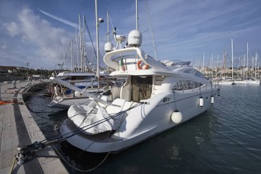 İtalya, Sicilya, Akdeniz, Marina di Ragusa; 22 Aralık 2016, Lüks Yatlar port - Editörden