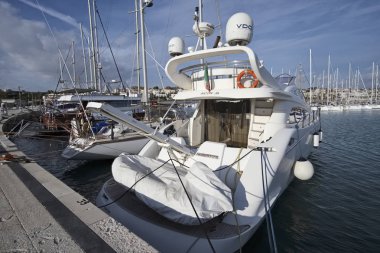 İtalya, Sicilya, Akdeniz, Marina di Ragusa; 22 Aralık 2016, Lüks Yatlar port - Editörden