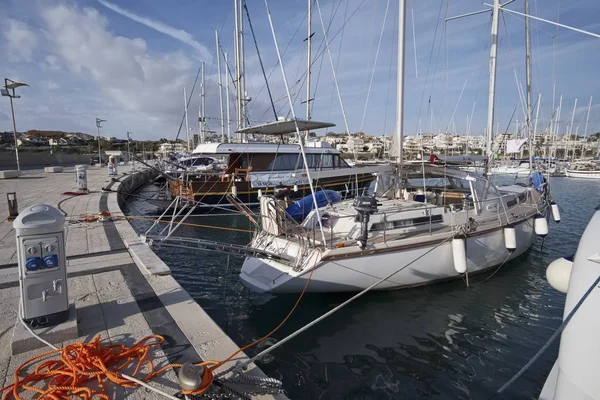 İtalya, Sicilya, Akdeniz, Marina di Ragusa; 22 Aralık 2016, Lüks Yatlar port - Editörden